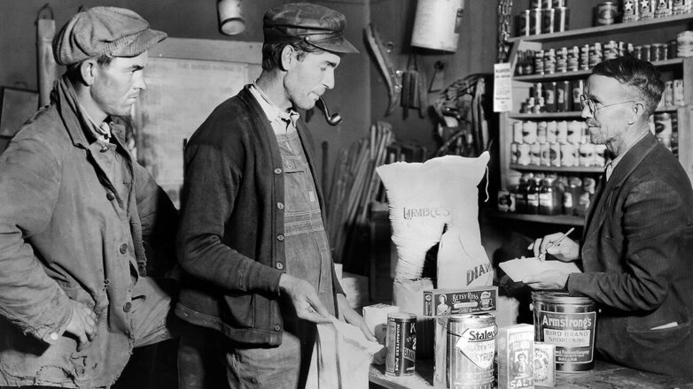 Покупатели в магазине во время Великой депресии в США