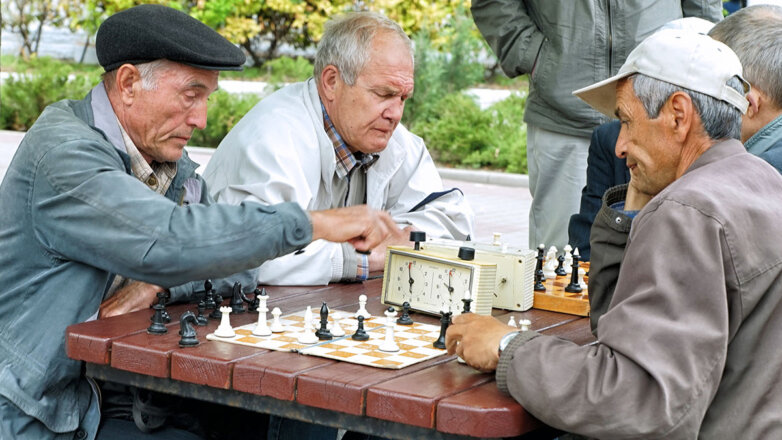 Пожилые люди играют в шахматы