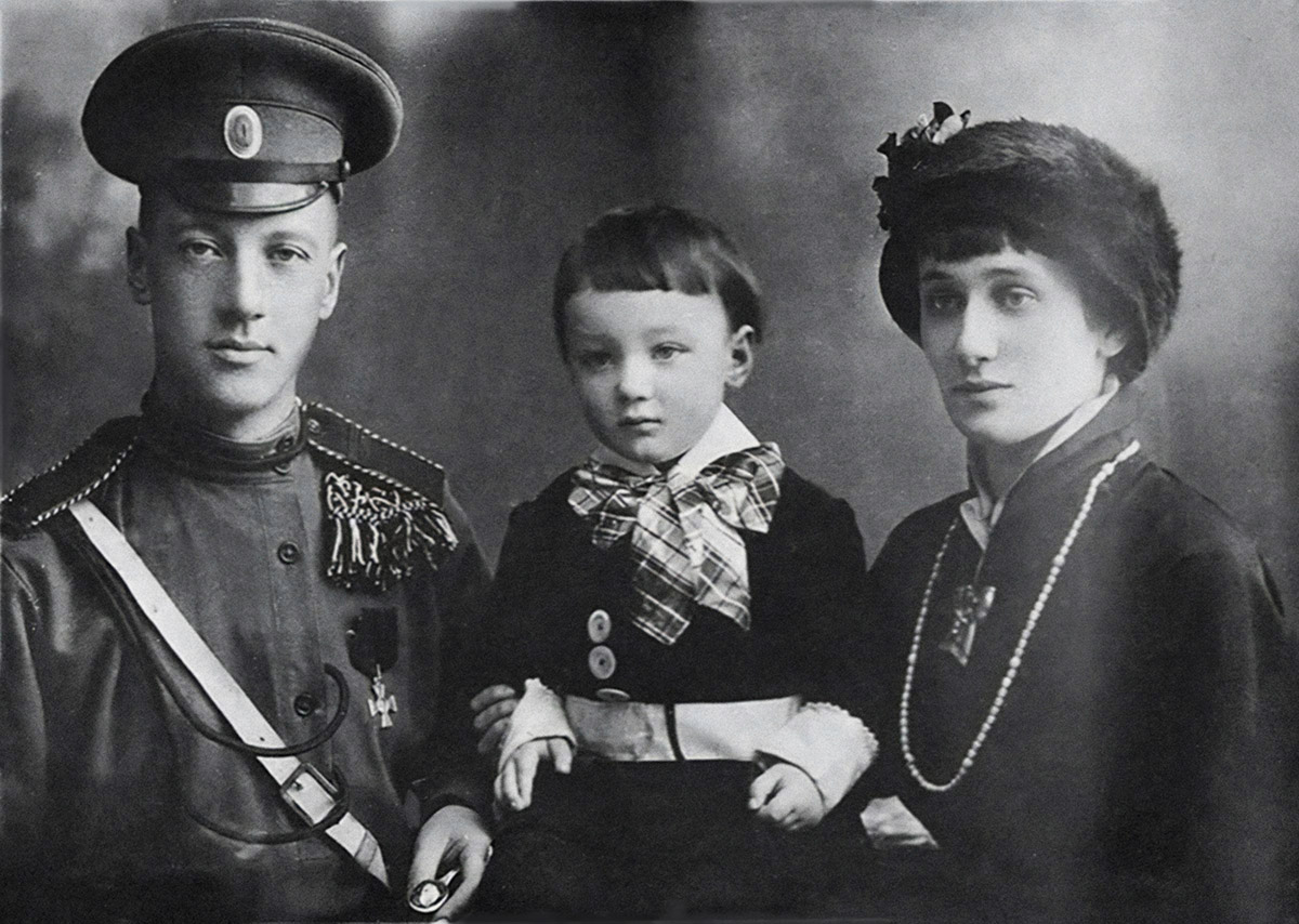 Анна Ахматова и Николай Гумилев с сыном Левой