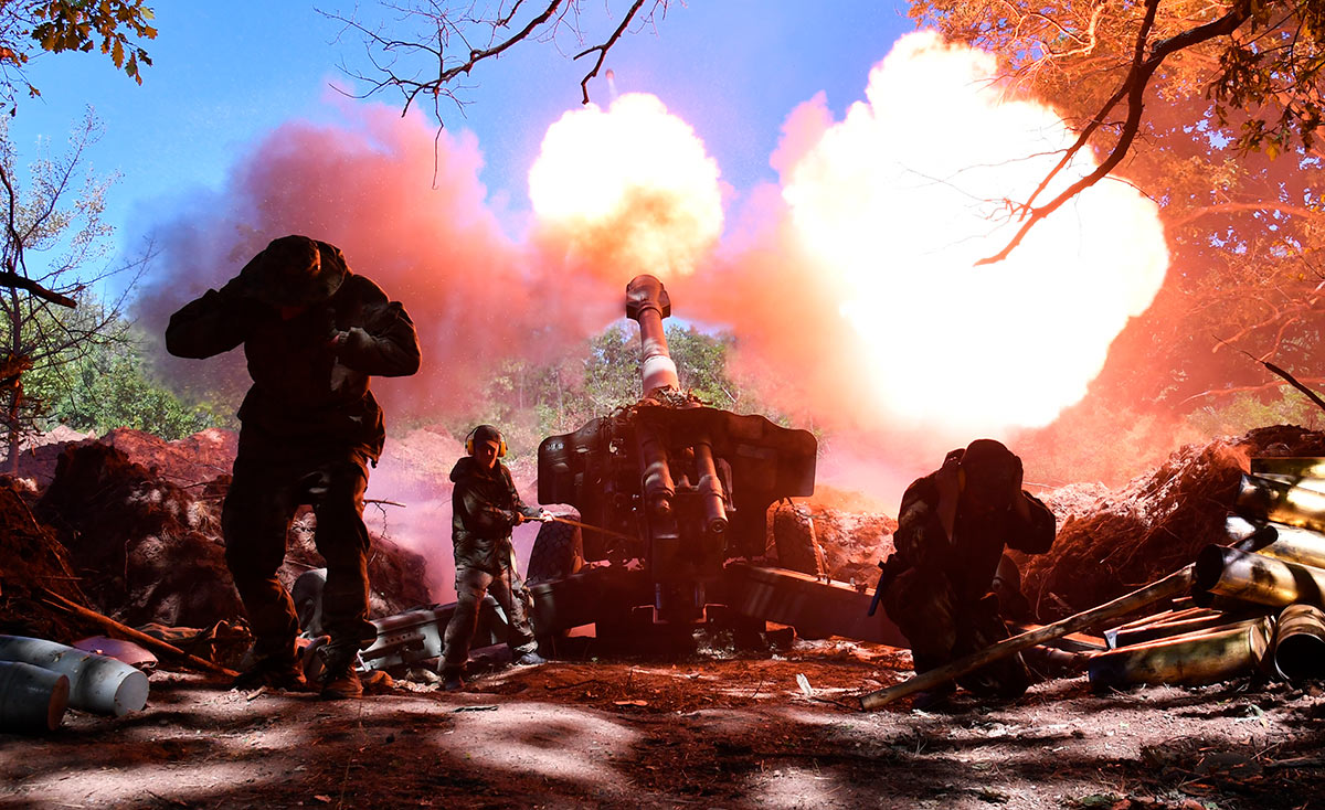 Бойцы артиллерийского расчета Народной милиции ЛНР ведут огонь по позициям ВСУ