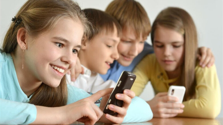 Школьники смогут пользоваться телефонами на переменах и для экстренной связи