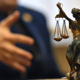 Как следователя и адвоката наказали по букве закона