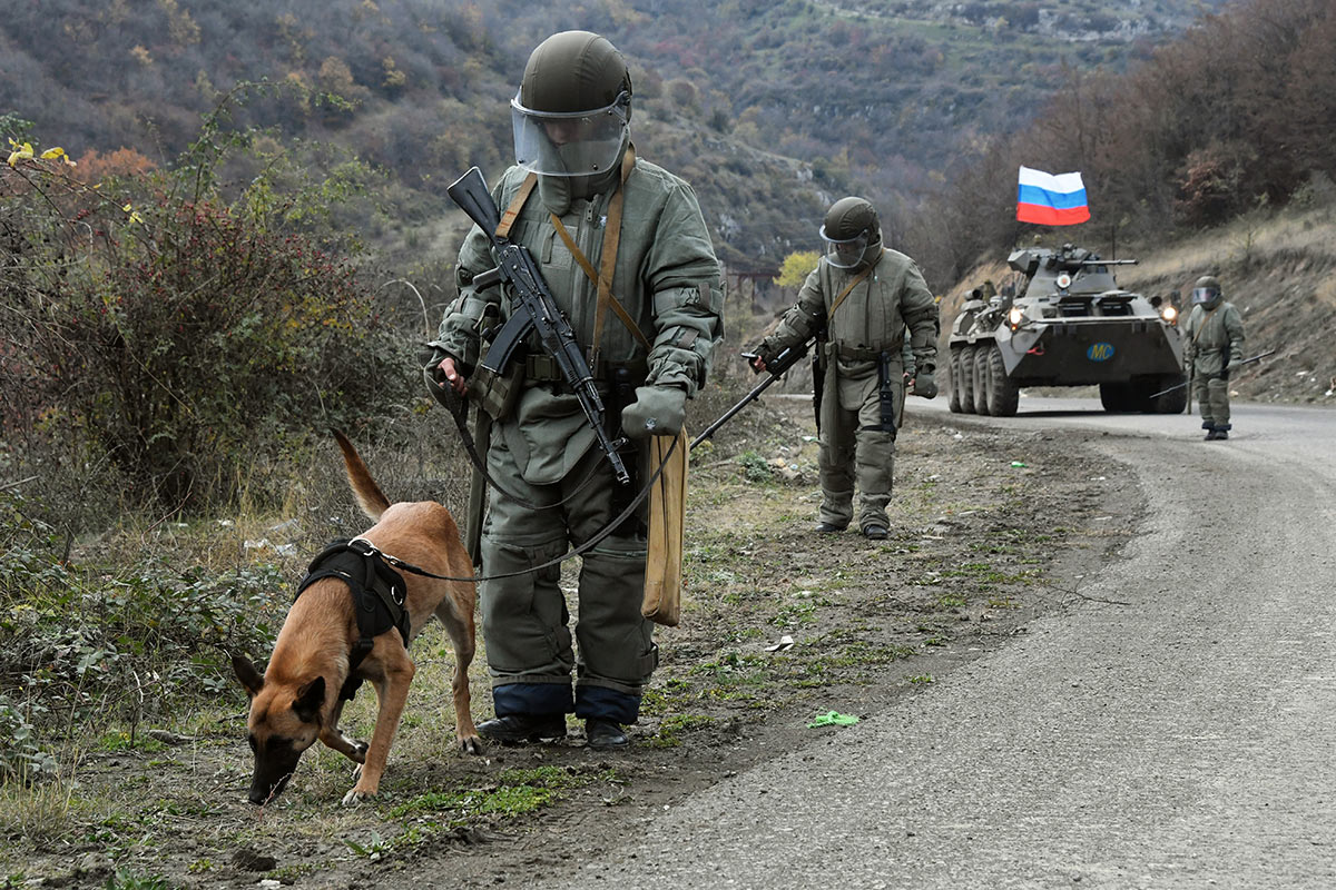 Cаперы с собакой во время разминирования придорожной территории в Нагорном Карабахе
