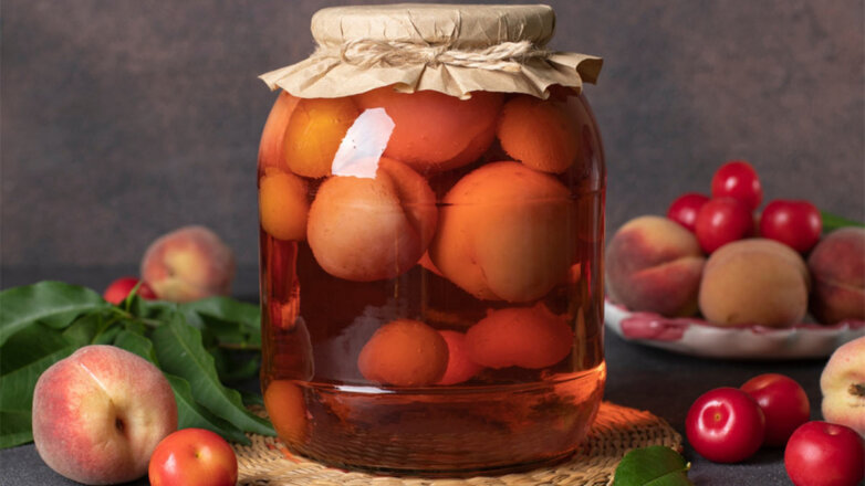 Вкусно и просто: компот из персиков и слив на зиму