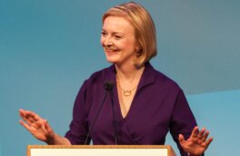 В память о салате, "пережившем Трасс", в Лондоне установили табличку