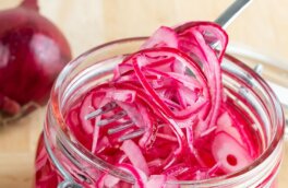 Маринуем лук за 10 минут: подходит к любому мясу и можно есть как закуску