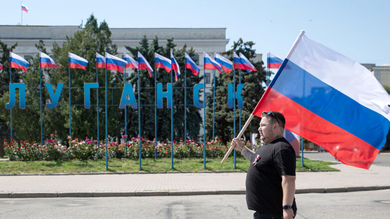 Мужчина с Российским флагом в Луганске