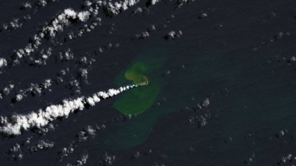 В Тихом океане появился новый остров после извержения вулкана