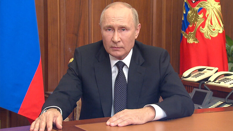 Путин призвал продумать меры поддержки медработников на новых территориях РФ