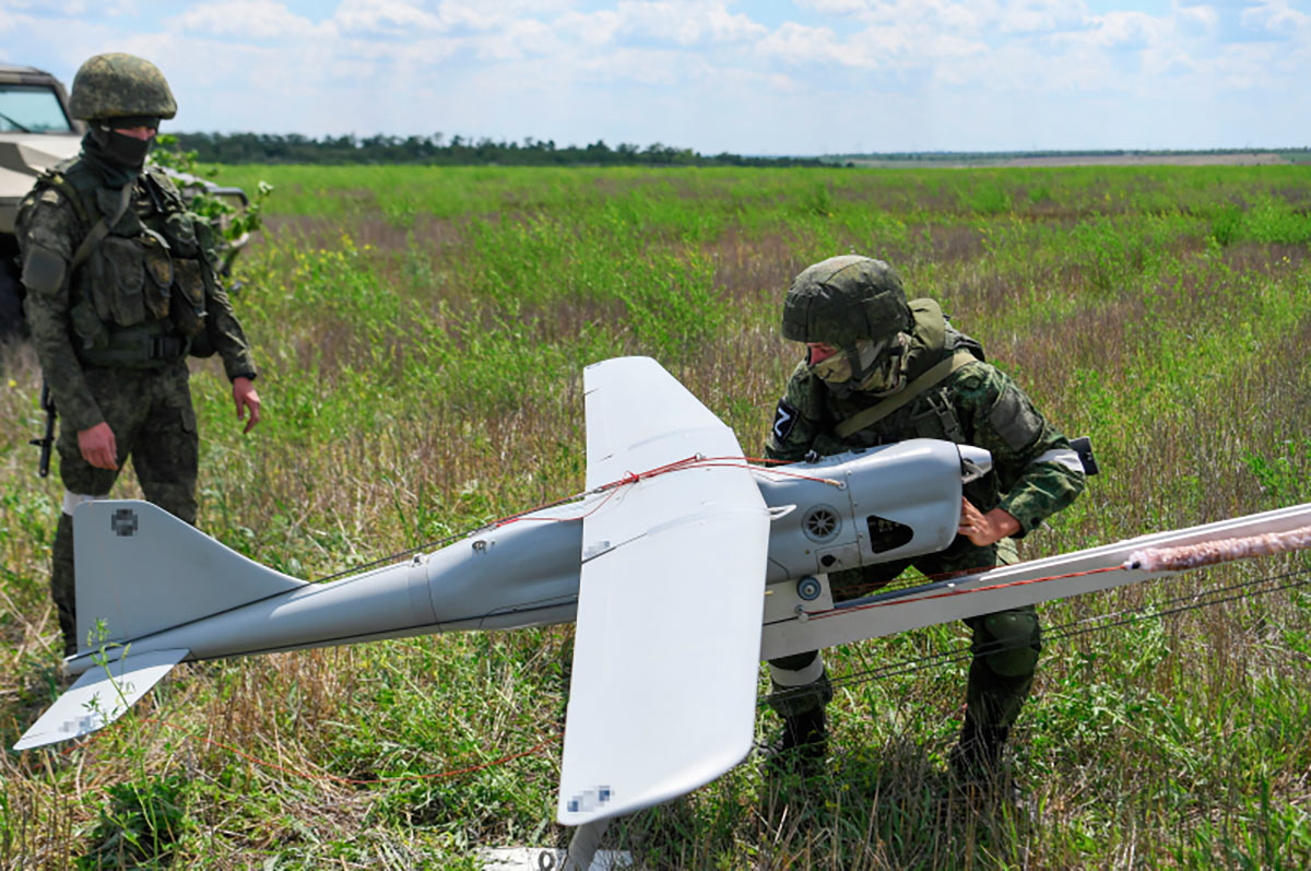 Военнослужащие Вооруженных сил РФ развертывают беспилотный разведывательный аппарат "Орлан 10".