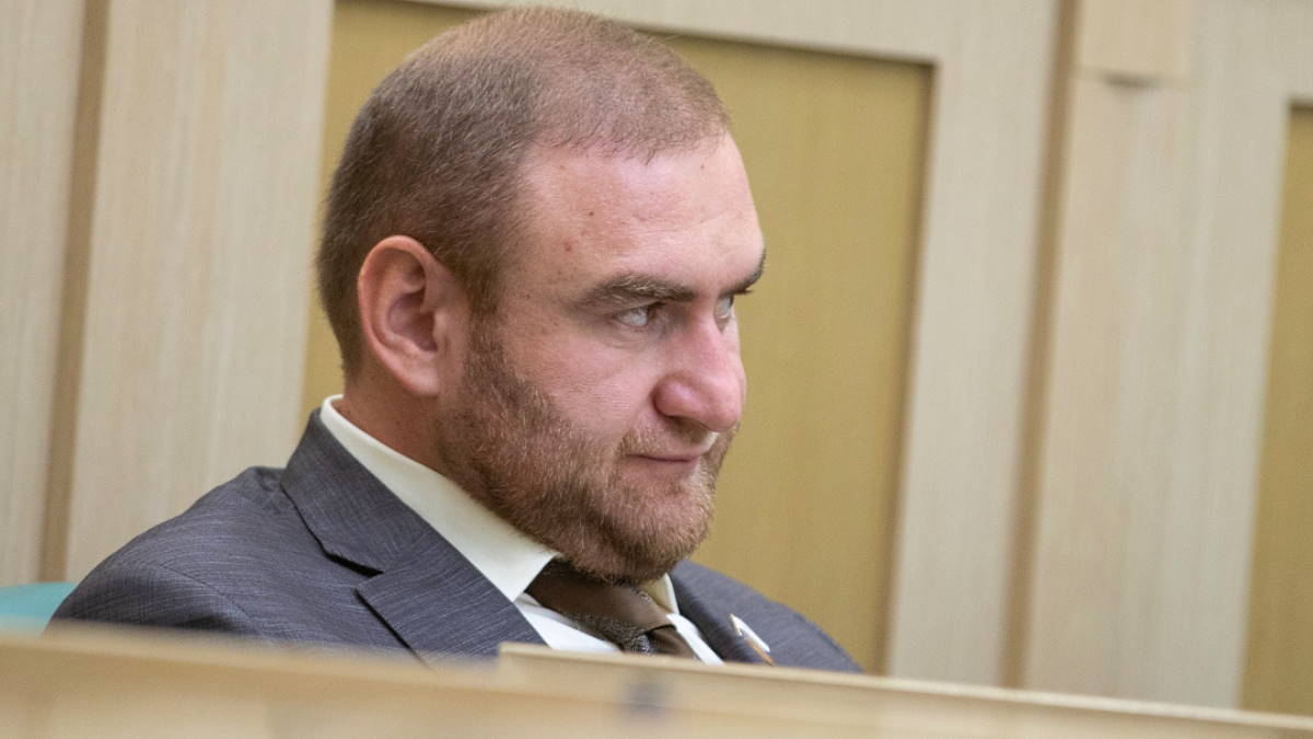 Присяжные признали экс-сенатора Арашукова и его отца виновными в организации убийств