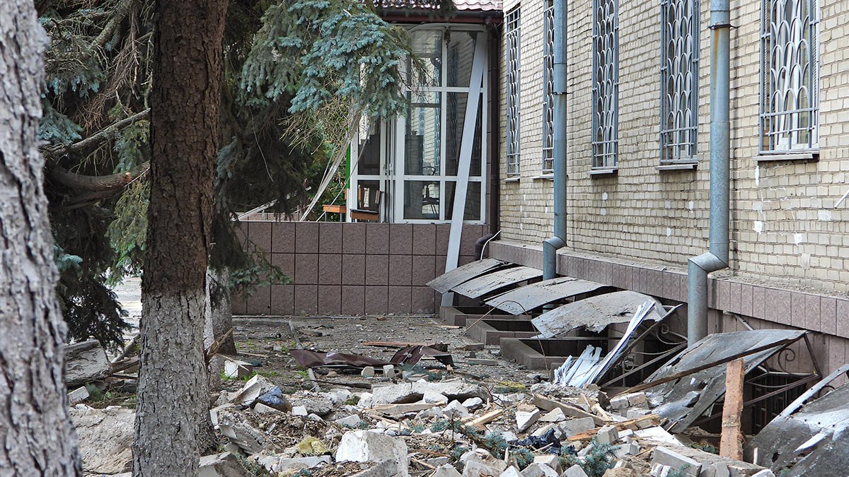 Разрушенное в результате обстрела здание военно-гражданской администрации в Херсоне