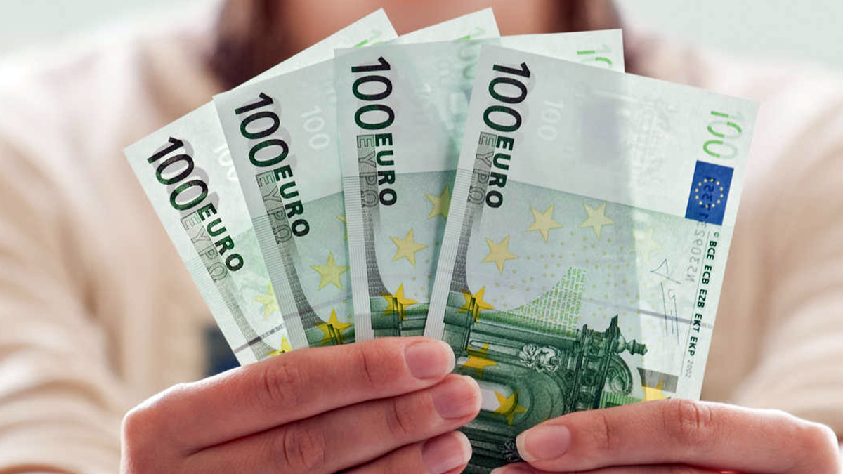 Курс евро на Мосбирже упал ниже 55 рублей впервые с июля