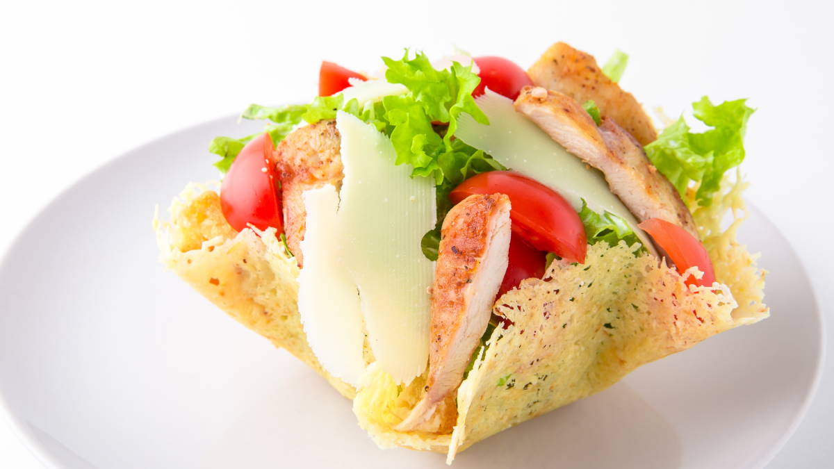 Салат в корзинках из сыра