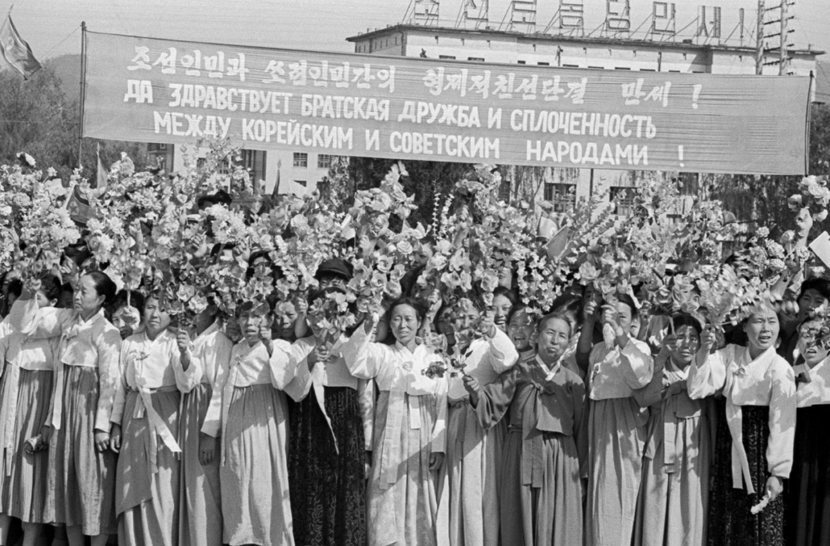 Жители Северной Кореи приветствуют советскую делегацию