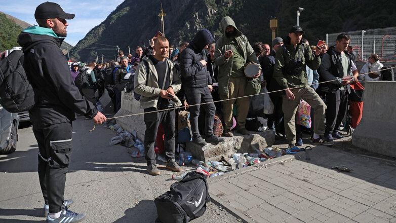 Люди у КПП "Верхний Ларс" на российско-грузинской границе