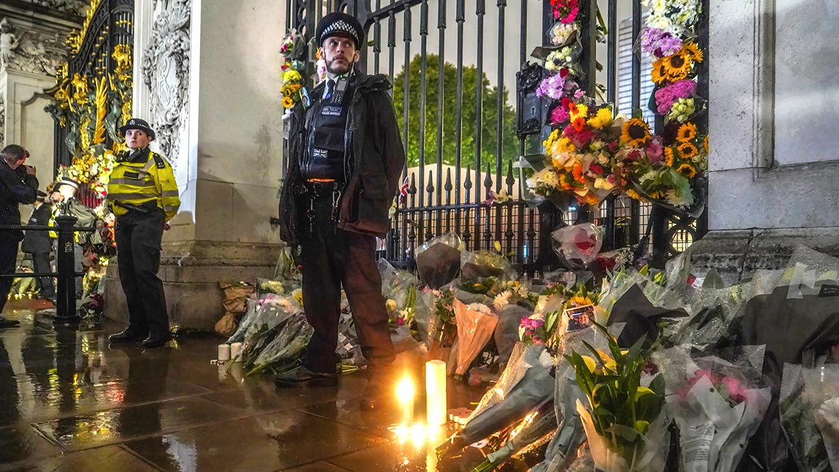 Сколько дней траур после теракта. Похороны Елизаветы II 2022. Траур. Траур в Великобритании.