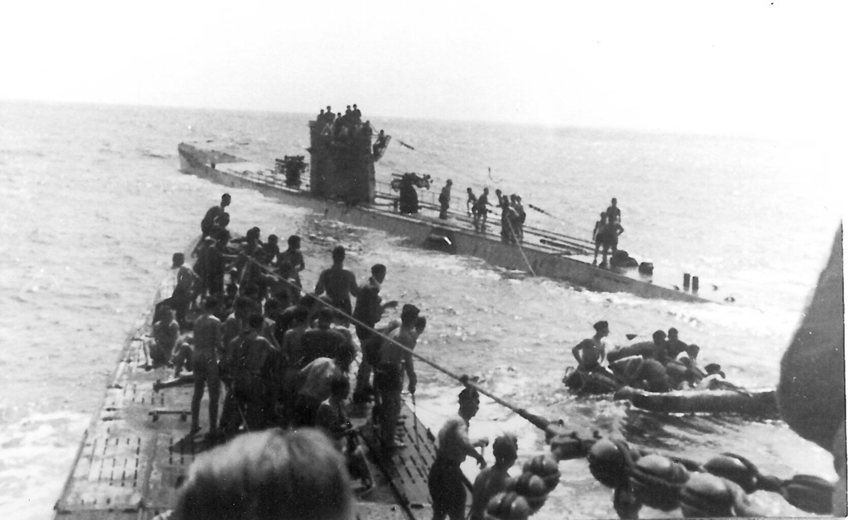 U-156 (на переднем плане) и U-507 забирают выживших в Лаконии 15 сентября