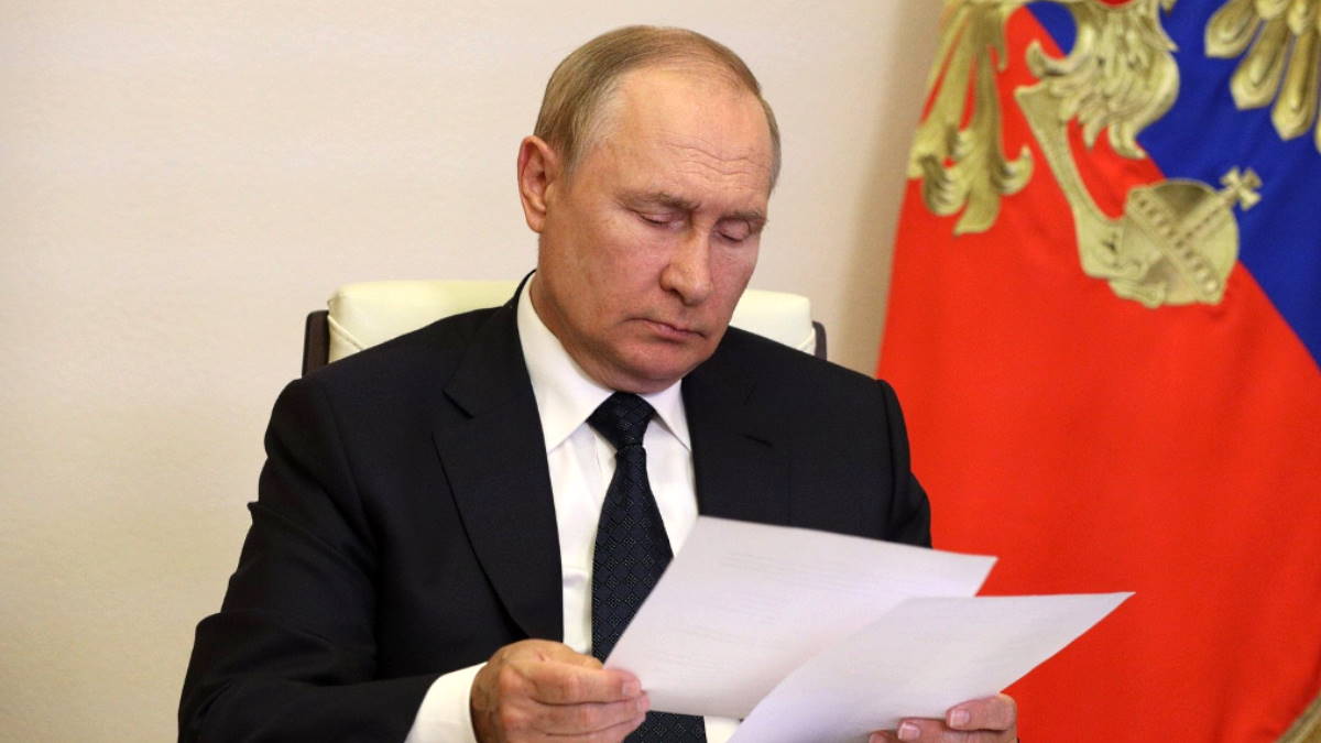 Путин поручил правительству представить предложения по ускоренному росту МРОТ