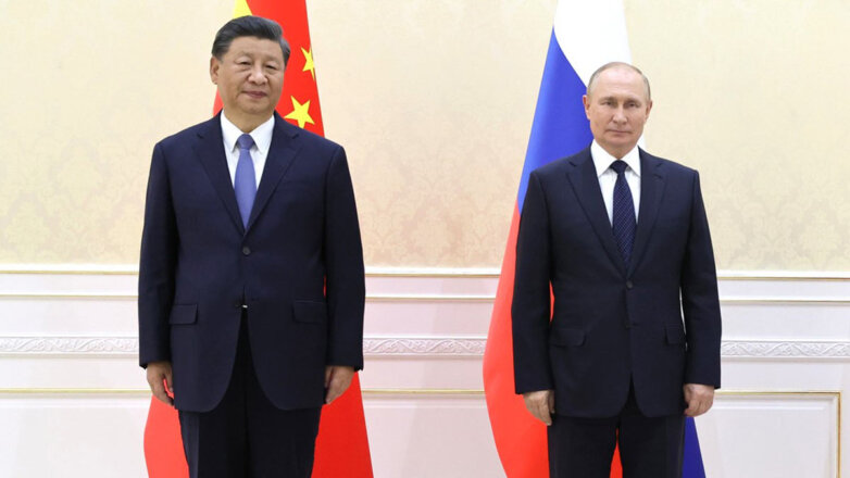 Президент РФ Владимир Путин (справа) с председателем КНР Си Цзиньпином (слева)