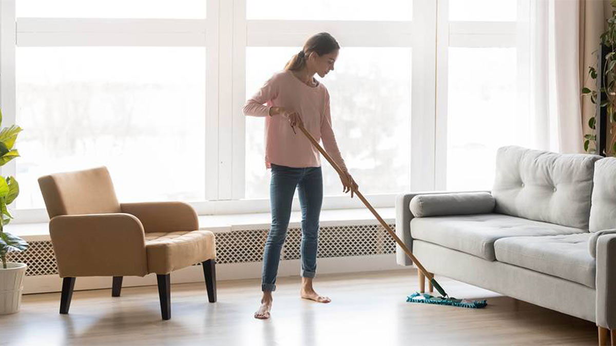 Женщина убирает квартиру
