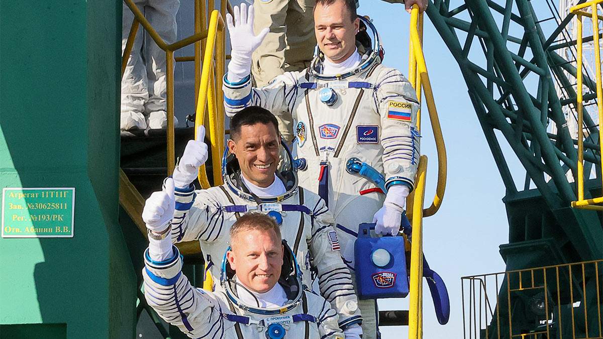 Космонавты Роскосмоса Сергей Прокопьев и Дмитрий Петелин, и астронавт НАСА Франциско Рубио