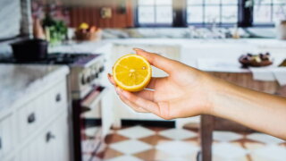Беречь от лимонной кислоты: эксперты рассказали, что нельзя чистить с ее помощью