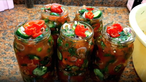 2. Салат из огурцов и помидоров с томатным соусом