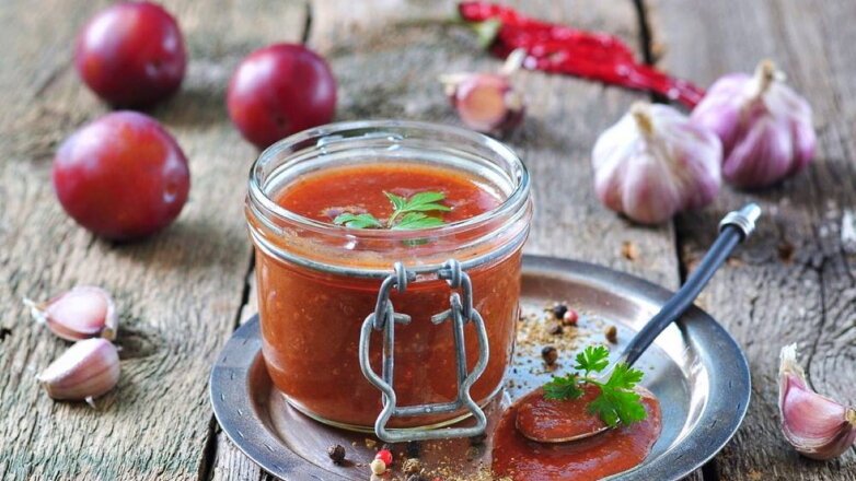 Просто и вкусно: пряный соус из сливы на зиму