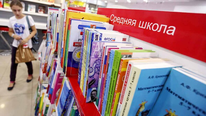 Кравцов сообщил, что в России утвердят федеральный перечень учебников