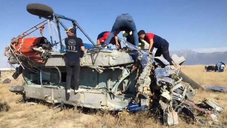 Двое россиян стали жертвами крушения вертолета в Турции