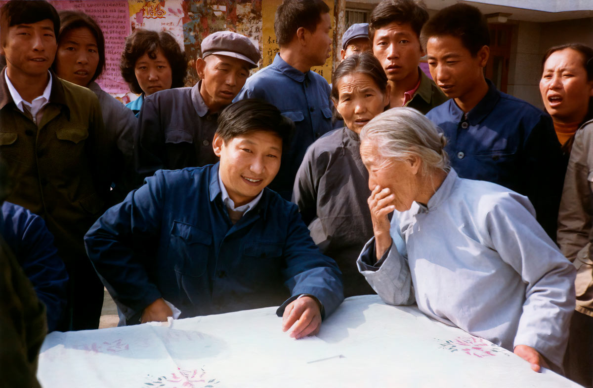 Си Цзиньпин ввстречается с местными жителями в провинции Хэбэй в 1983 году