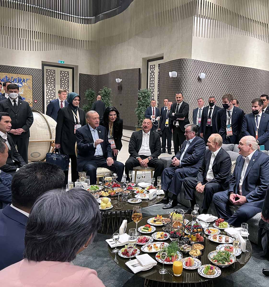 Р. Эрдоган во время встречи с лидерами участников саммита ШОС