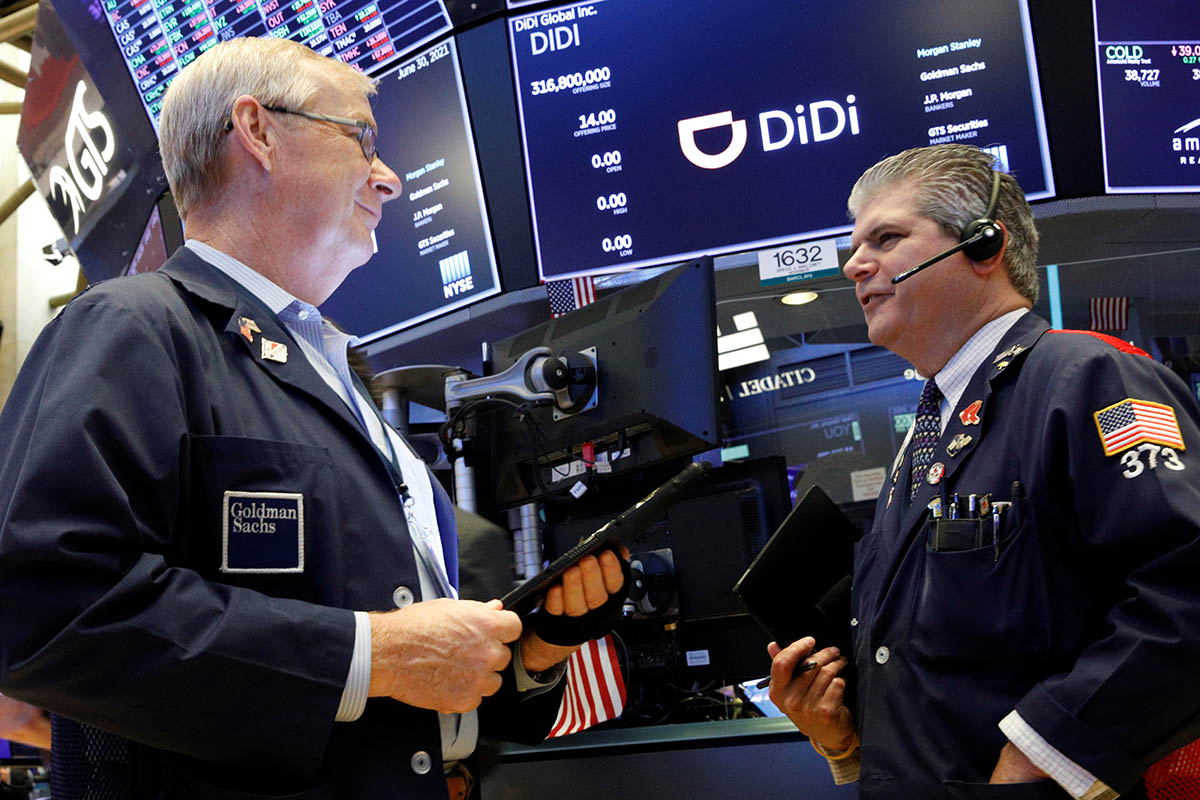 Трейдеры работают во время IPO китайской компании Didi Global Inc на Нью-Йоркской фондовой бирже