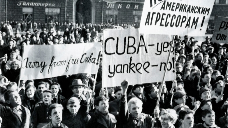 Демонстрация в Москве против агрессивных действий США в отношении Кубы