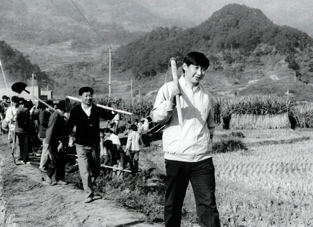Си Цзиньпин с крестьянами в 1988 году