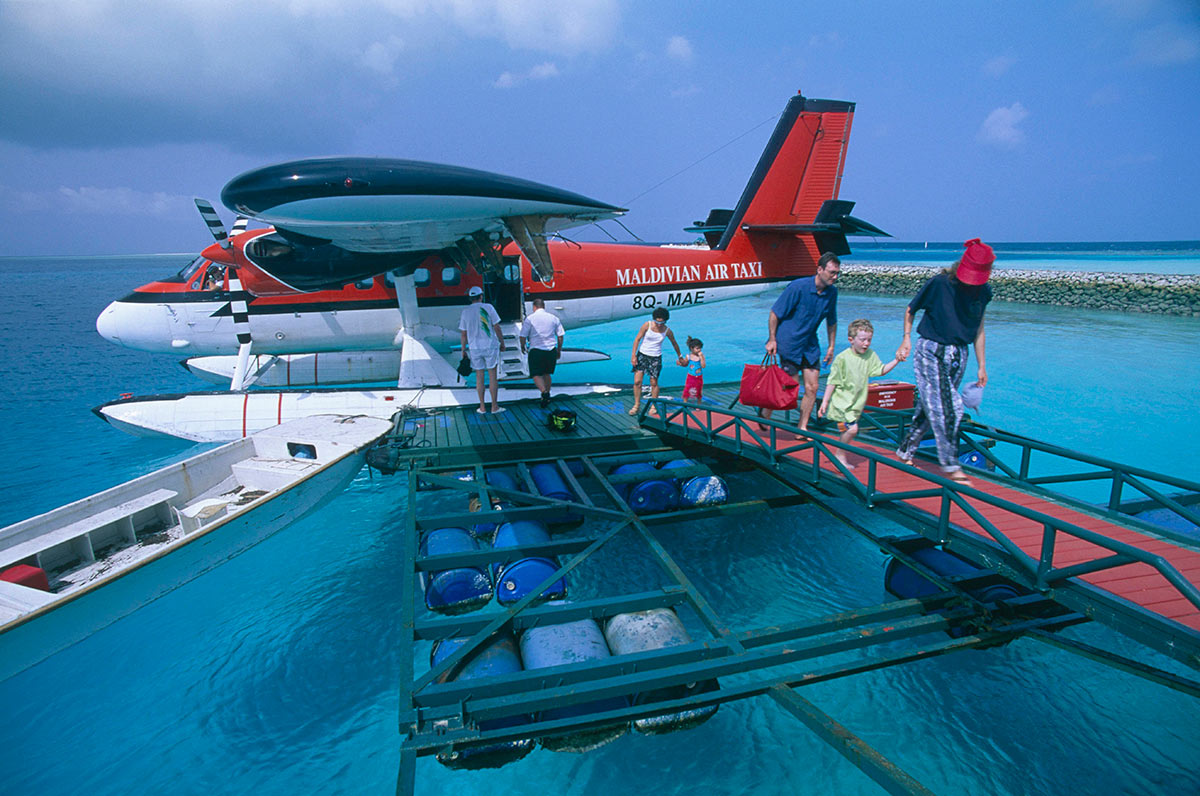 Туристы выходят из воздушного такси на Мальдивских островах