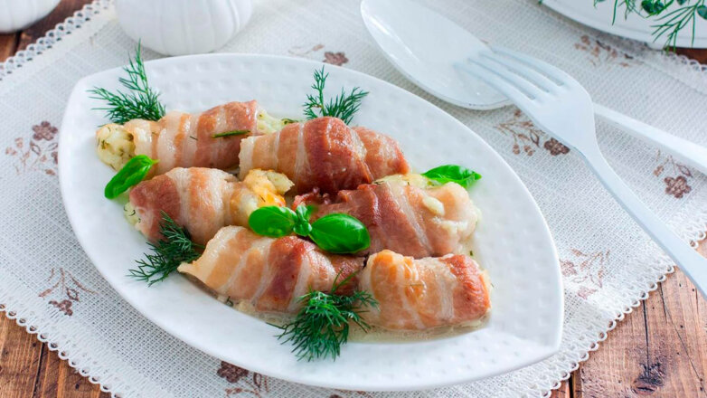 30 минут на кухне: рулеты с беконом и сыром в духовке