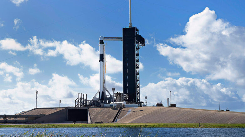 Ракета SpaceX Falcon 9 с космическим кораблем Crew Dragon на борту