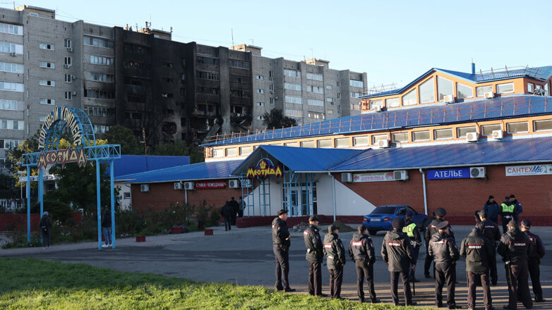 Последствия крушения военного самолета Су-34 у жилого многоэтажного дома в Ейске
