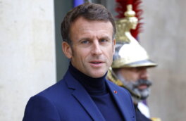 РИА Новости: Макрон впервые надел водолазку ради экономии электроэнергии