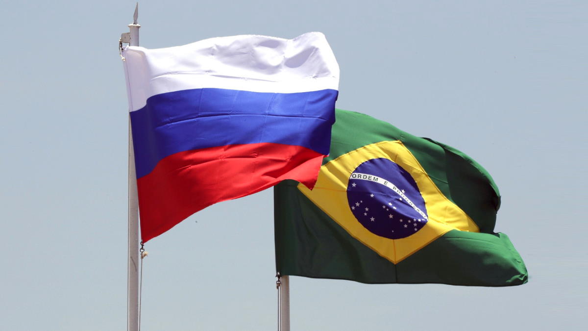 Флаги России и Бразилии