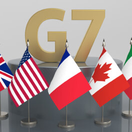 Страны G7 обсуждают усиление давления на Китай и другие государства за поддержку военного сектора России