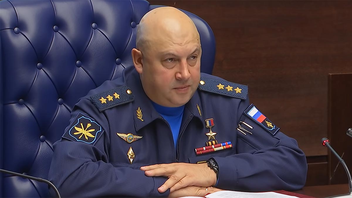 Шойгу назначил командующим войсками в зоне СВО Сергея Суровикина