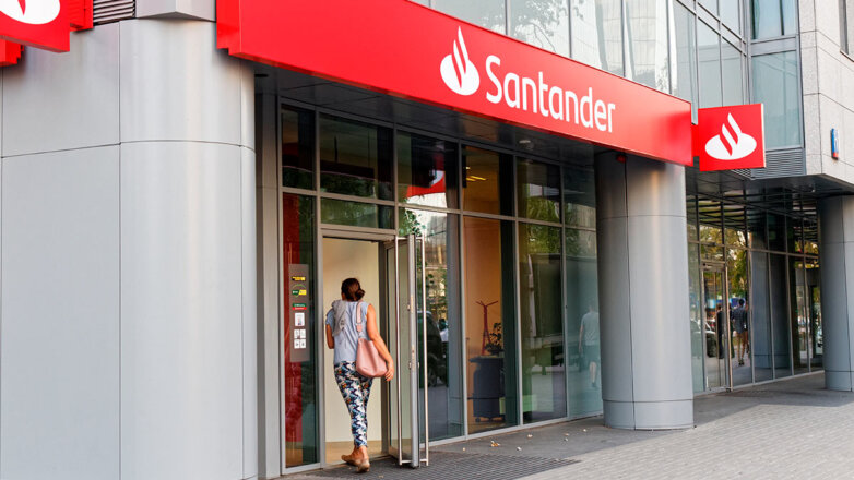 Испанский Santander прекратил обслуживать карты UnionPay российских банков