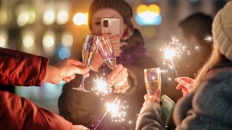 Берем вино на себя: грозит ли России дефицит алкоголя на Новый год