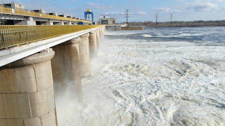 Поднявшийся до критической отметки уровень воды в Каховском водохранилище начал снижаться