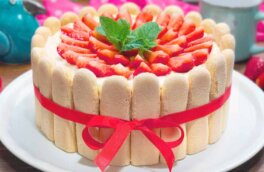 30 минут на кухне: рецепт клубничного торта без выпечки