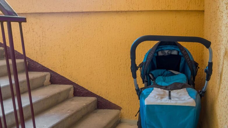 Россиянам напомнили о штрафе за хранение детских колясок в подъезде