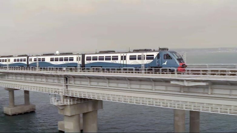 Грузовые и пассажирские поезда следуют через Крымский мост по графику